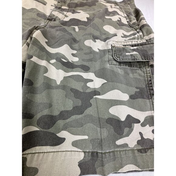 Roundtree & Yorke Camo Cargo Shorts Casuals Men's 42W Classic Fit 10" Inseam - Picture 2 of 9
